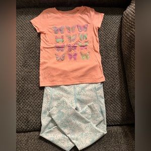 Girl's shirt with leggings.